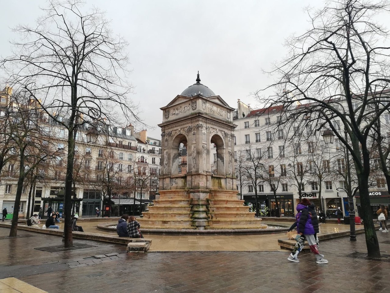 il n'y aura pas de "jolis pavés" à la place du bitume place du Châtelet