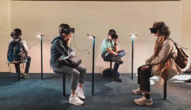 Quatre personnes assisent portent un casque de réalité virtuelle dans ce qui semble être un musée.