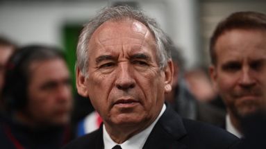 Le Premier ministre François Bayrou lors de la visite d'un site d'Alstom à Aytre le 14 mars 2025.