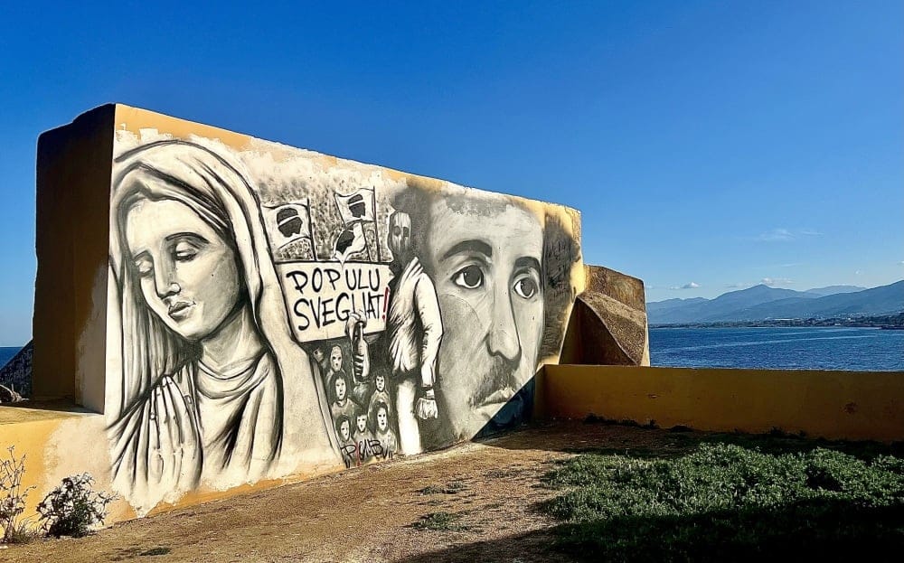 Perchée sur les hauteurs de la citadelle de Bastia, la fresque en hommage à Yvan Colonna, dégradée en janvier dernier, a été refaite par Piombu à la fin mars.