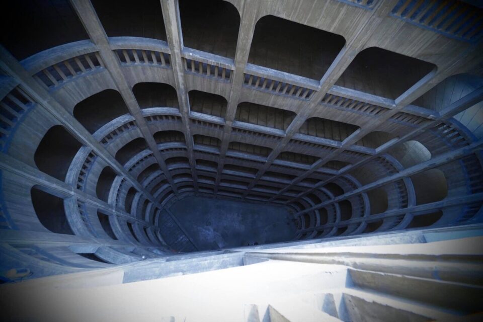 Le garage hélicoïdal de Grenoble doit son nom à sa rampe, qui suit une ellipse jusqu'au sommet du bâtiment.