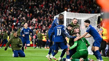 Les Parisiens célèbrent Gigio Donnarumma, le héros de la qualif', le 11 mars 2025.
