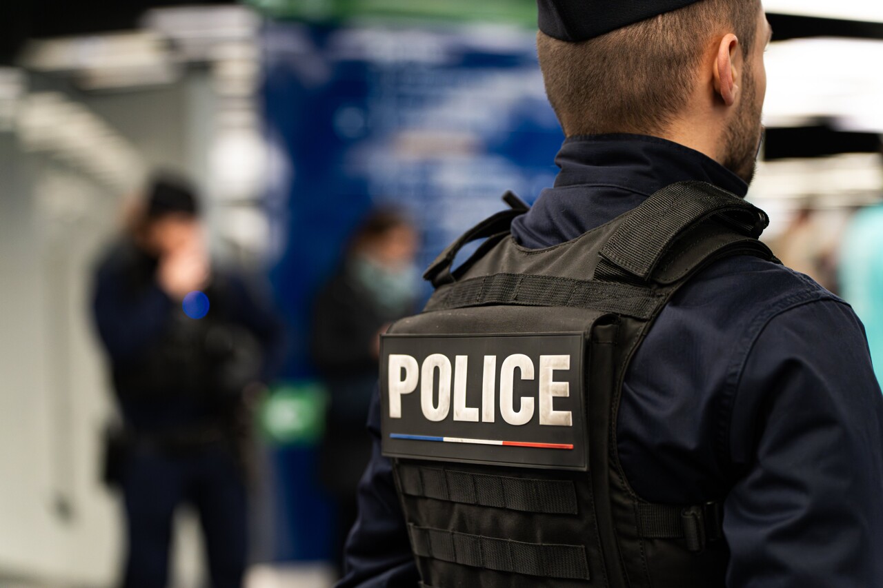 le comportement suspect d'un voyageur attire l'oeil de la police, sa valise aussi