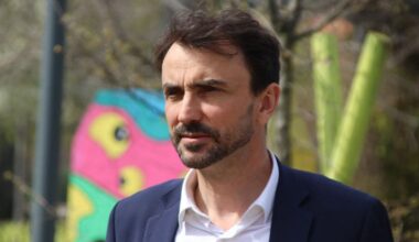 Grégory Doucet tape à son tour du poing sur la table