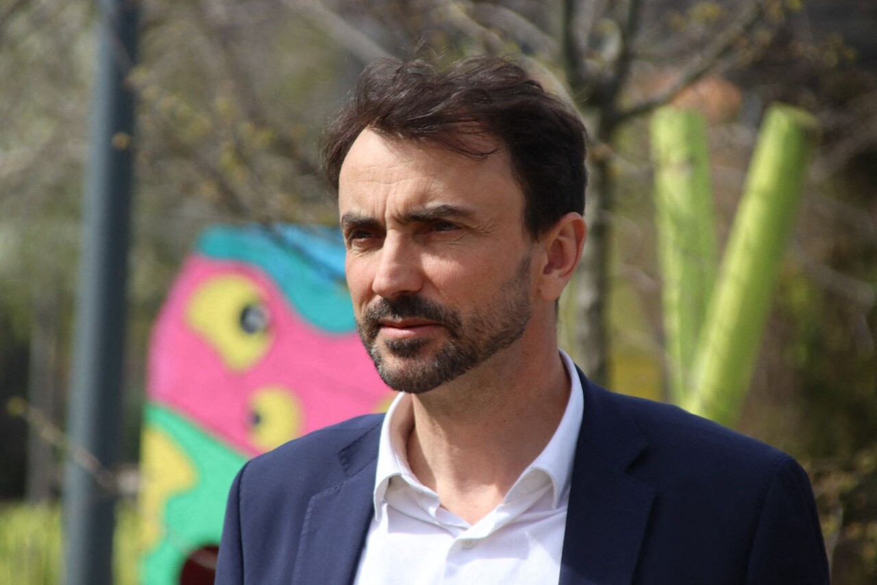 Grégory Doucet tape à son tour du poing sur la table