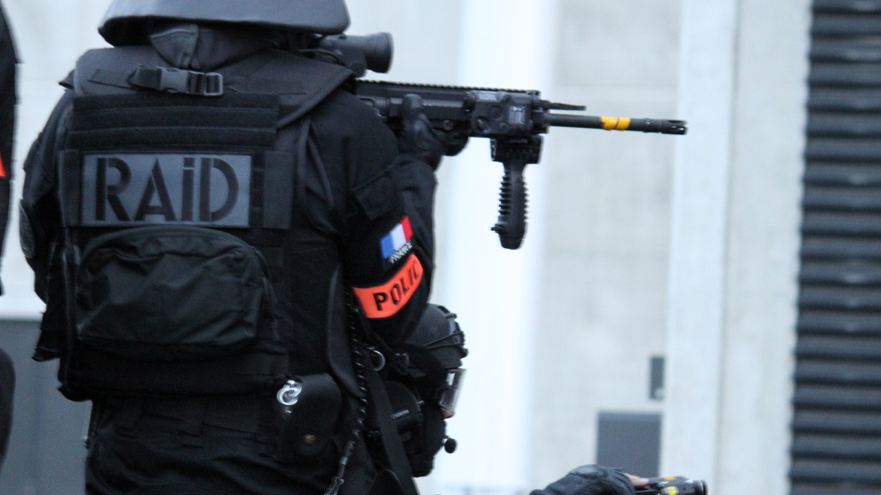 un fourgon blindé visé par une attaque, le Raid de Lyon intervient