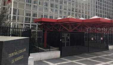 l'autopsie révèle deux plaies de chevrotine mortelles