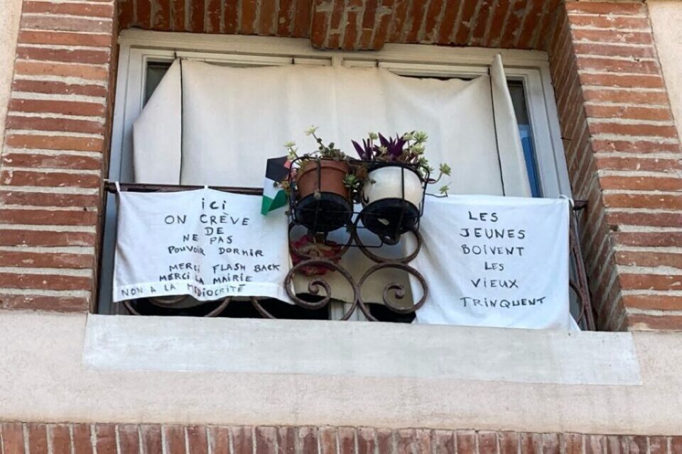 Cet été, une habitante et voisine du Flashback café, avait disposé des banderoles à ses fenêtres pour dénoncer les nuisances sonores. 