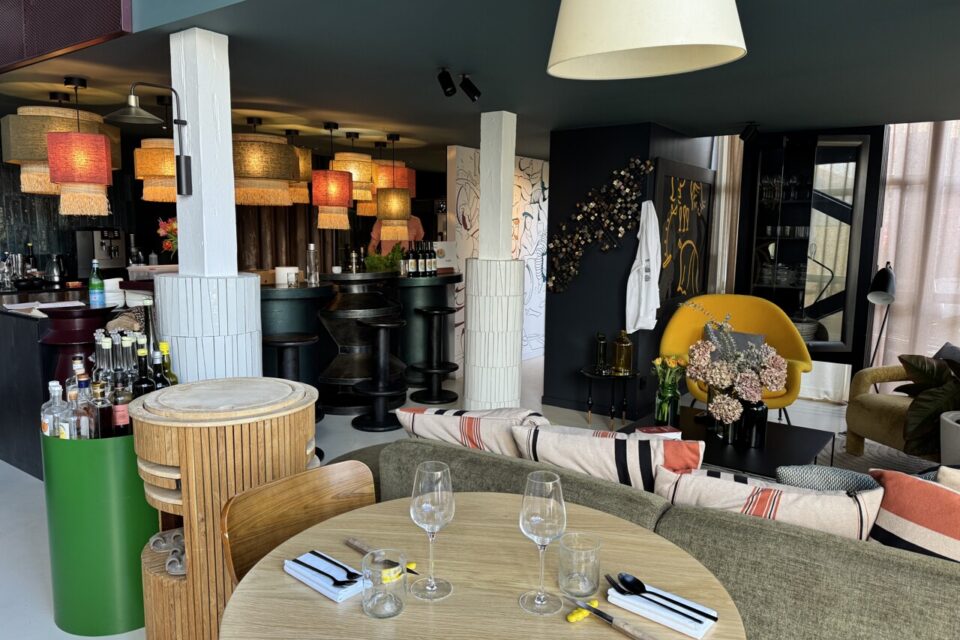 Acte 2, c'est un restaurant au concept unique, une table chez Yannick Delpech. On est accueilli dans sa maison, au sein de la salle à manger, avec le salon à droite et la cuisine ouverte au fond 