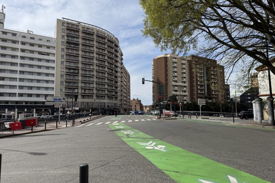 Des pistes cyclables bien vertes sur le pont Montaudran bientôt repeintes en rouge brique 
