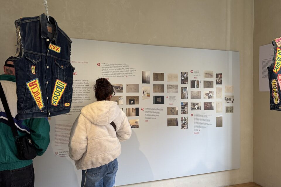Une salle punk, qui montre l'influence du tatouage de prison sur l'art 