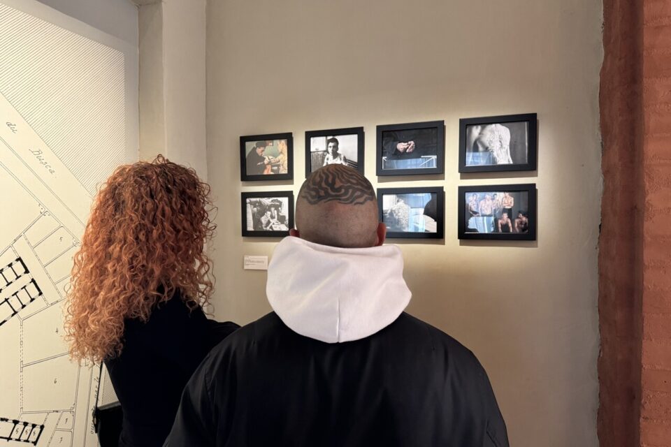 Immersion dans le tatouage russe, où les symboles de l'empire soviétique sont tatoués sur la peau des détenues en signe de rébellion 