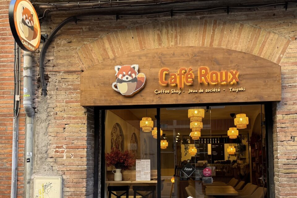 Le logo, un panda roux dans une tasse à café dessiné par Isabelle