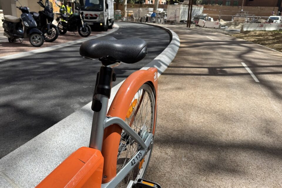 Une piste cyclable couleur ocre 