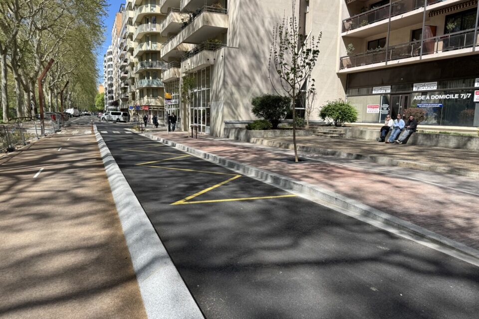Des briques rouges au sol sur les places de parking le long de l'allée de Barcelonne 