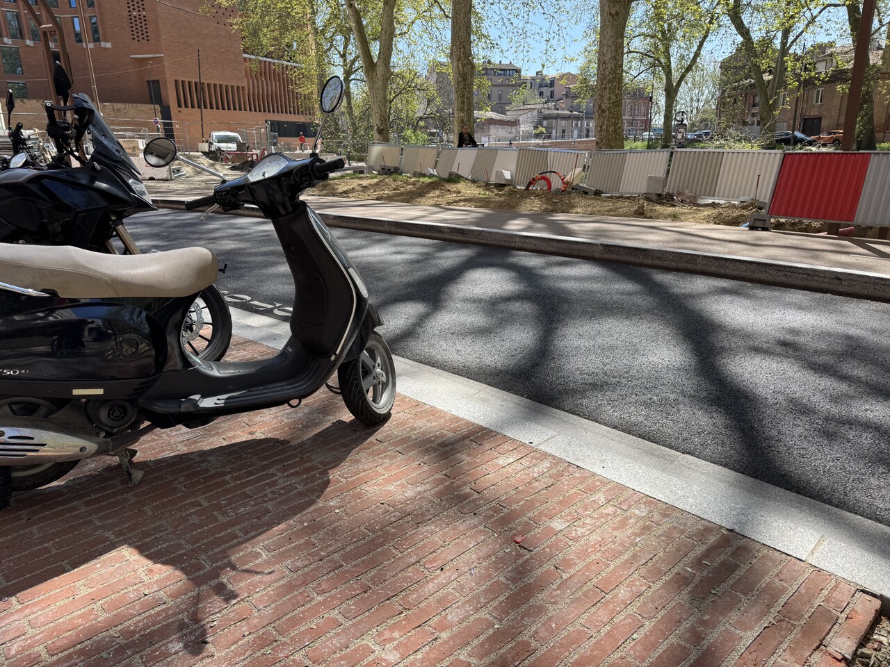 Toulouse. Places de parking, pistes cyclables… Une même couleur rouge brique sème la confusion