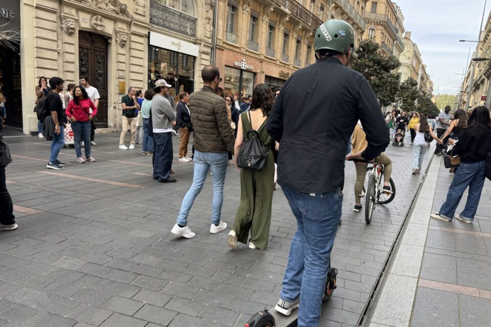 Vélos, trottinettes électriques, vont-ils rester rue Alsace ? 