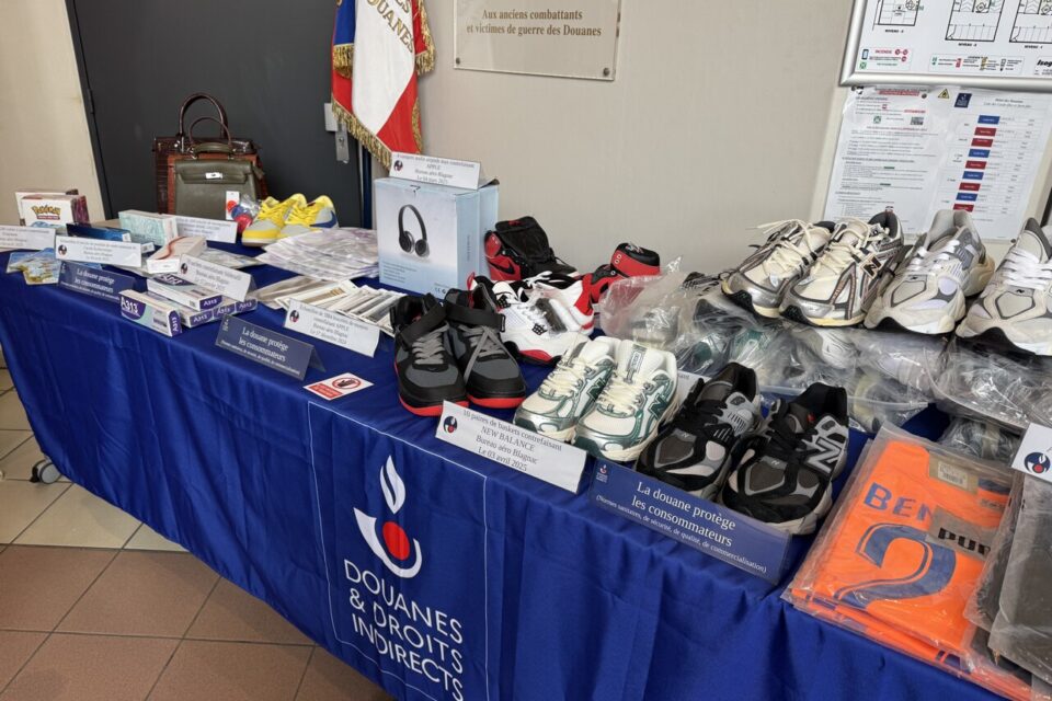 De plus en plus de produits contrefaits sont en vente sur les sites de secondes mains comme ces 10 paires de New Balance saisies le 3 avril 2025 à Blagnac 