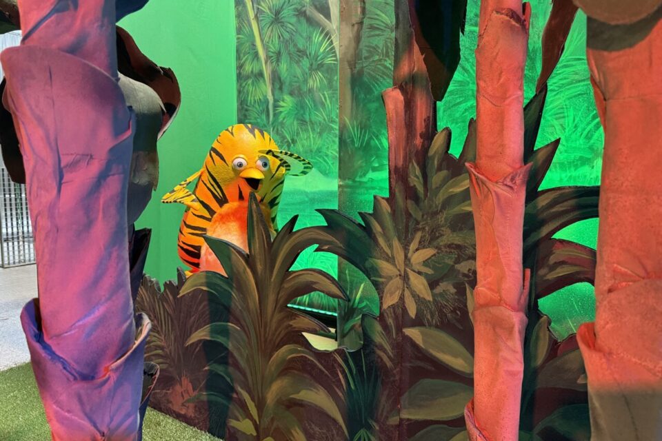 Les visiteurs sont perdus au sein de la forêt des As de la jungle. Dans le fond, on aperçoit Maurice 