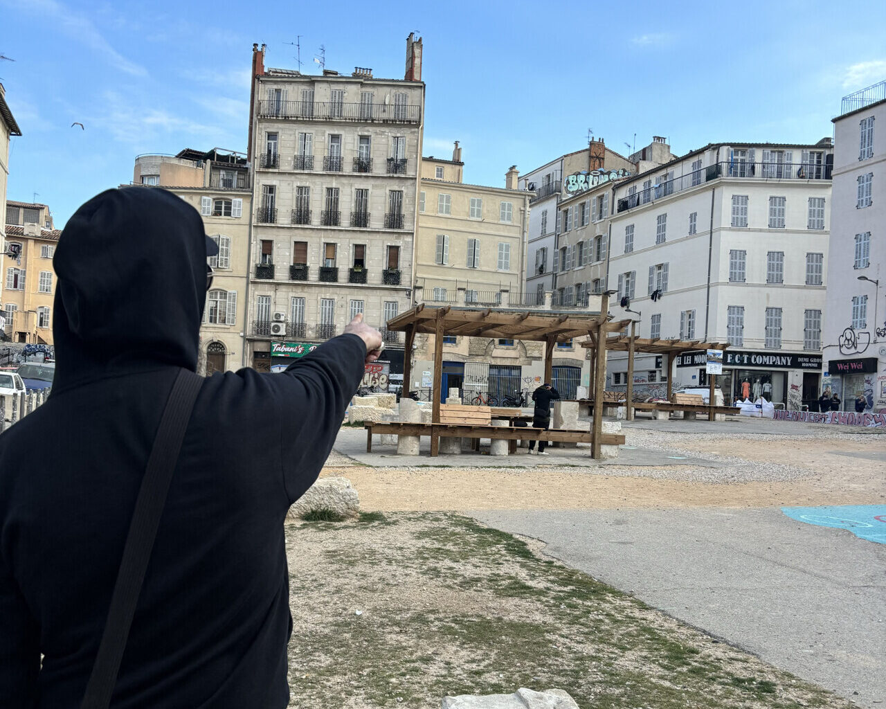 Marseille. Des habitants de cette place en travaux s'impatientent : "C'est à l'abandon"