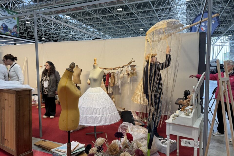 Le stand de l'entreprise Beau Tea Full, qui créé des robes à partir de sachets de thé 