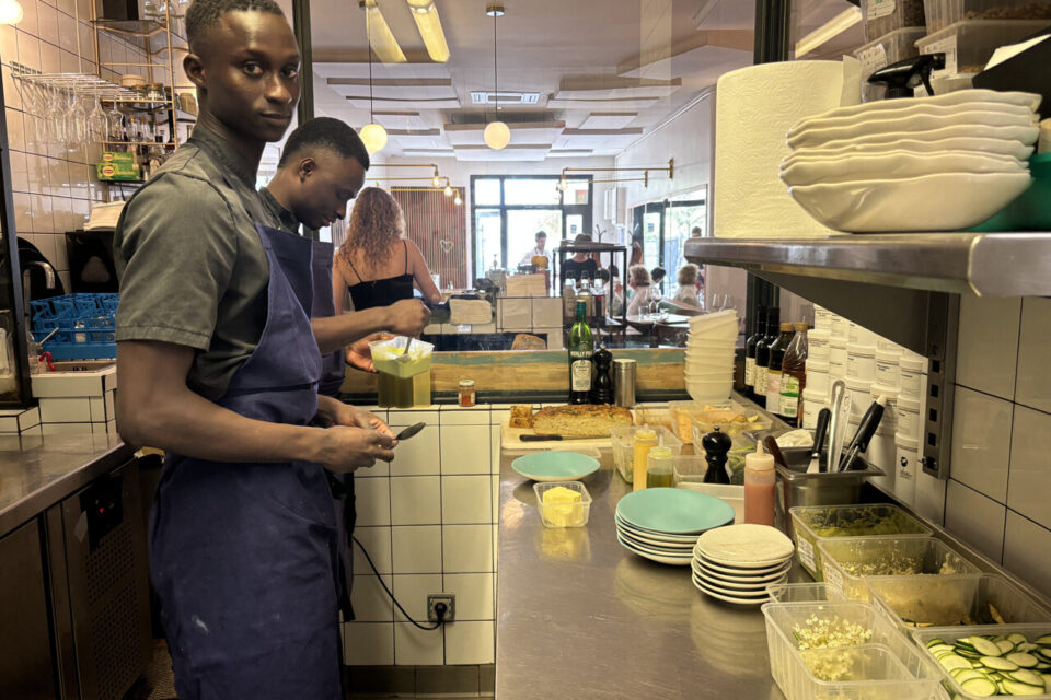 La cuisine est ouverte, de quoi faire saliver les clients qui s'en approche. 