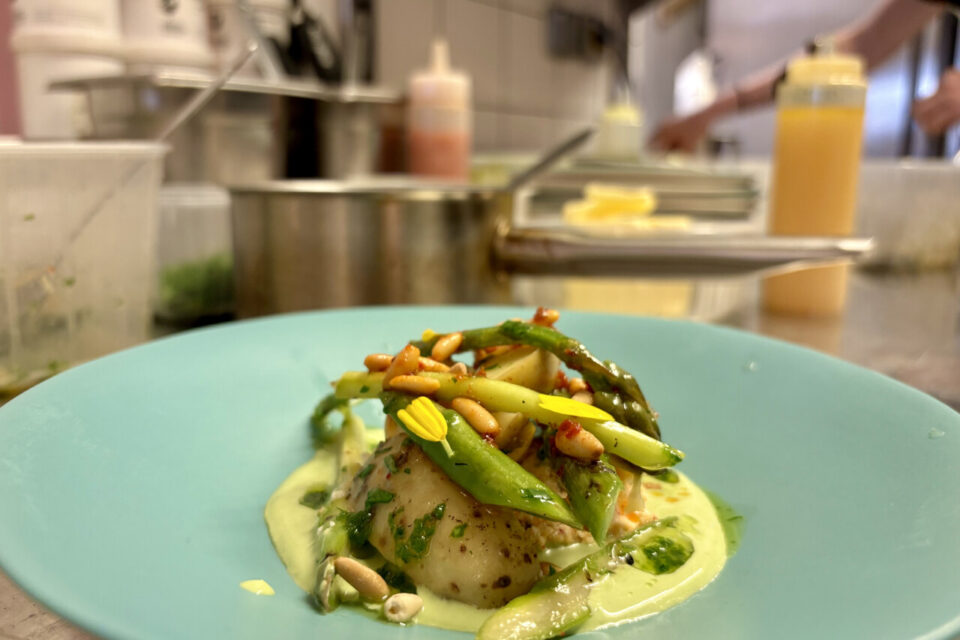 Pomme de terre nouvelle à l'ail des ours, n'Duja. Asperges grillée, pignon, féta, sauce oseille, focaccia à l'ail des ours. 
