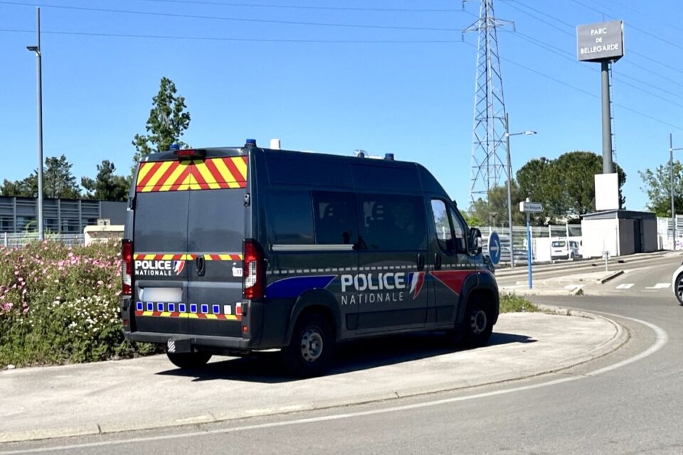 Les CRS contrôlent véhicules et conducteurs.