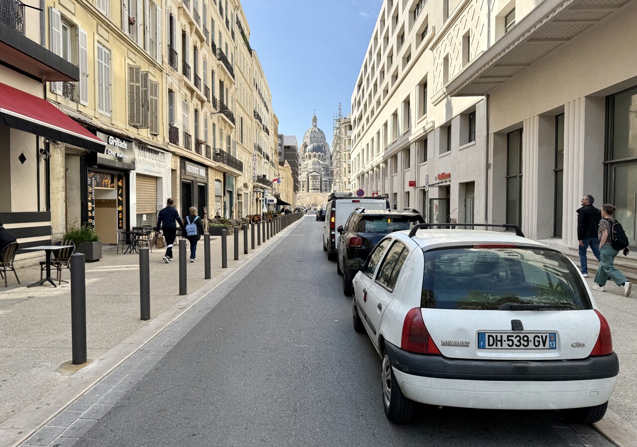 Marseille. Dans cette rue, le stationnement anarchique fait loi : "Du grand n'importe quoi"