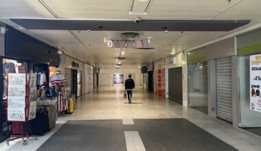à Paris, sous la tour Montparnasse, un centre commercial au bord du gouffre