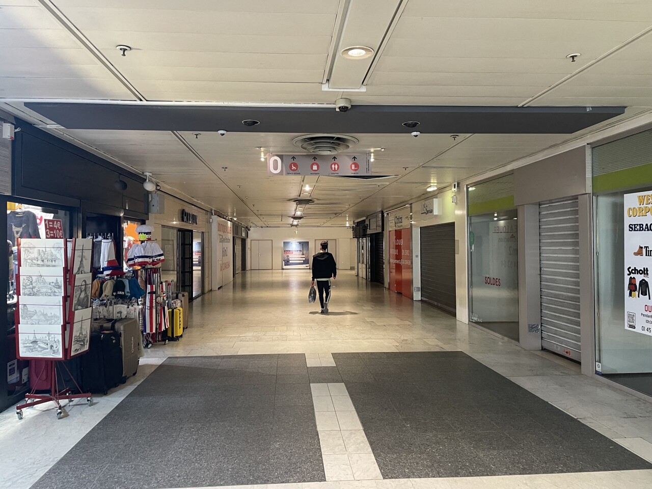 à Paris, sous la tour Montparnasse, un centre commercial au bord du gouffre