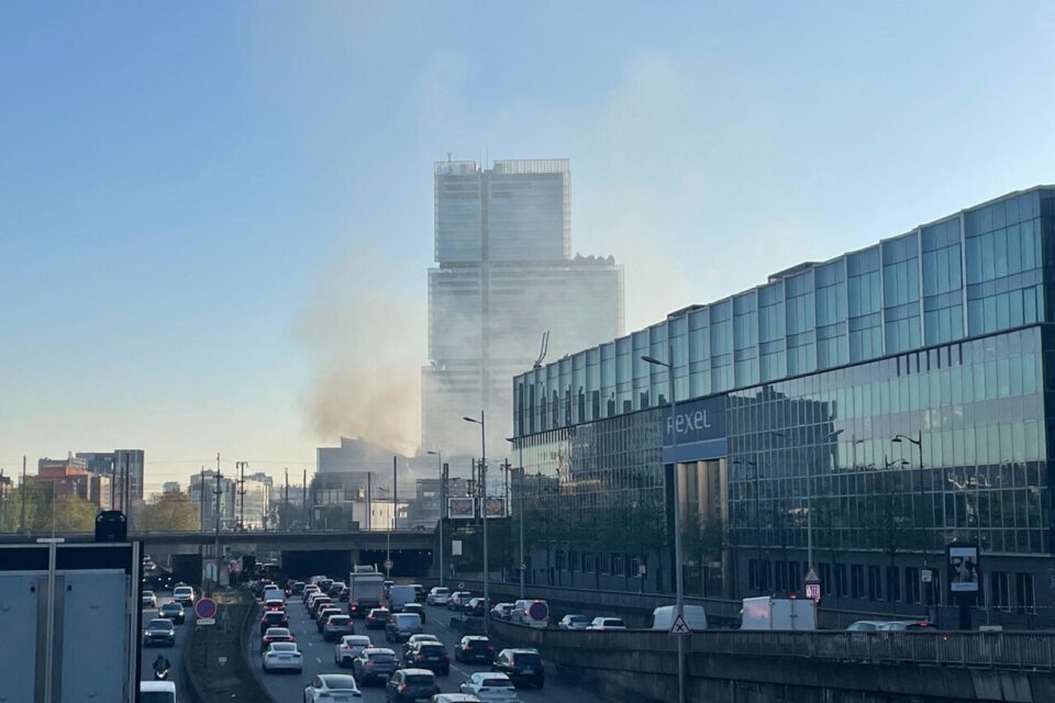 Le feu est circonscrit mais toujours pas éteint.