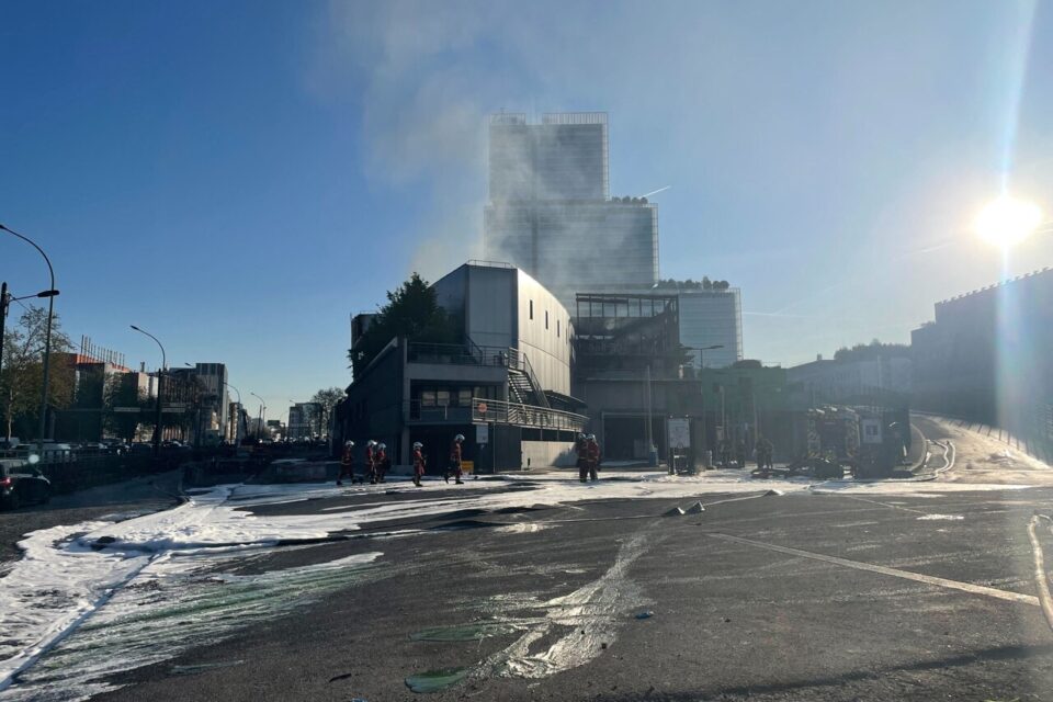 Les sapeurs-pompiers de Paris sont toujours sur place ce mardi 8 avril 2025. 