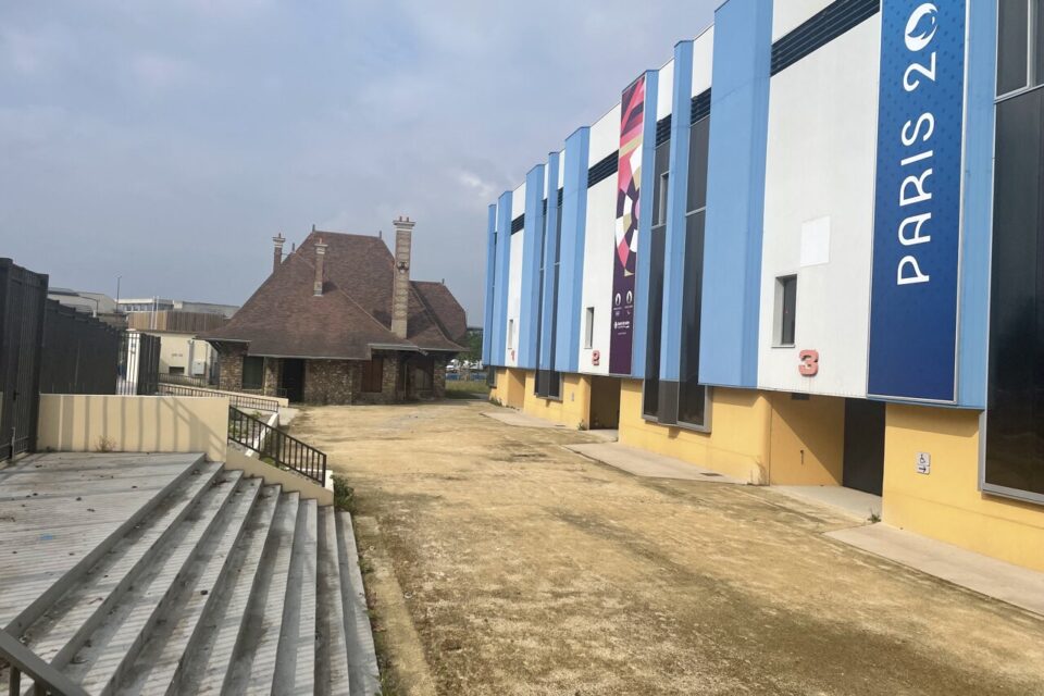 Le pavillon de pesage est collé à la tribune principale du stade Yves-du-Manoir à Colombes.