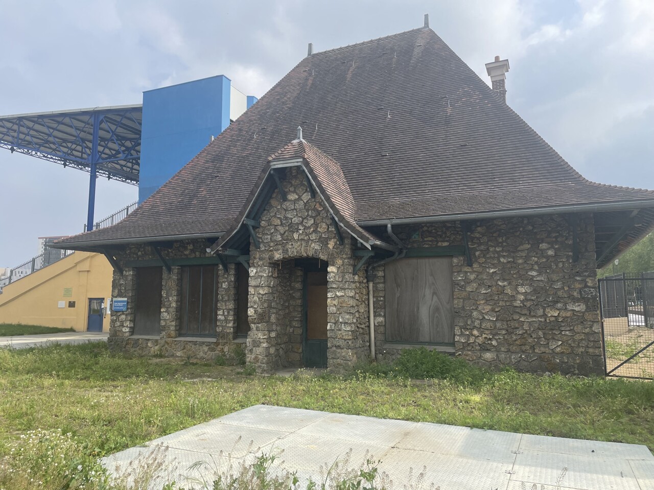 à Colombes, le pavillon de pesage du stade Yves-du-Manoir va être démoli