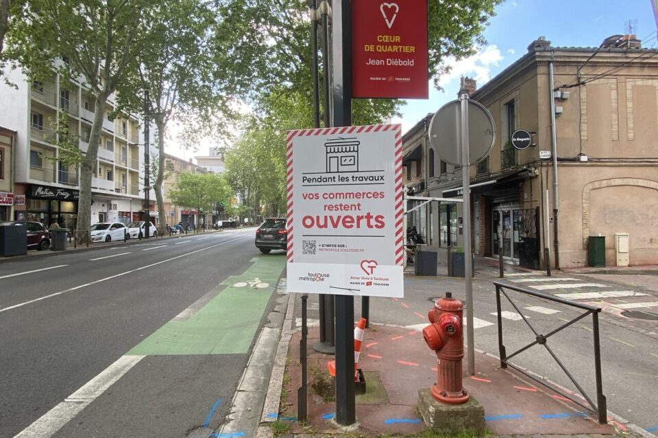 Durant les travaux, des panneaux dans l'avenue Étienne-Billières indiquent que les commerces resteront ouverts.