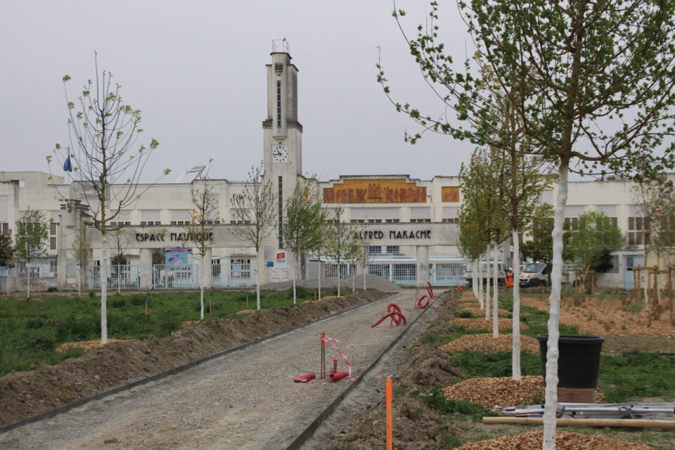 La prairie prend forme devant la piscine d'été Nakache.