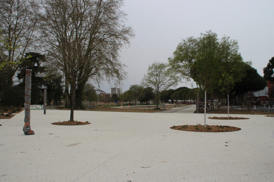 L'entrée du parc est largement avancée. Depuis ce parvis, dès le mois de juin, il sera possible d'accéder à la passerelle qui assure la jonction vers Croix-de-Pierre. 