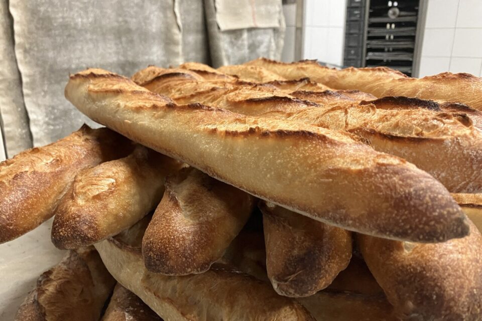 Vendue 1,30 euro, la meilleure baguette est disponible dans les sept boutiques de La Parisienne à Paris.