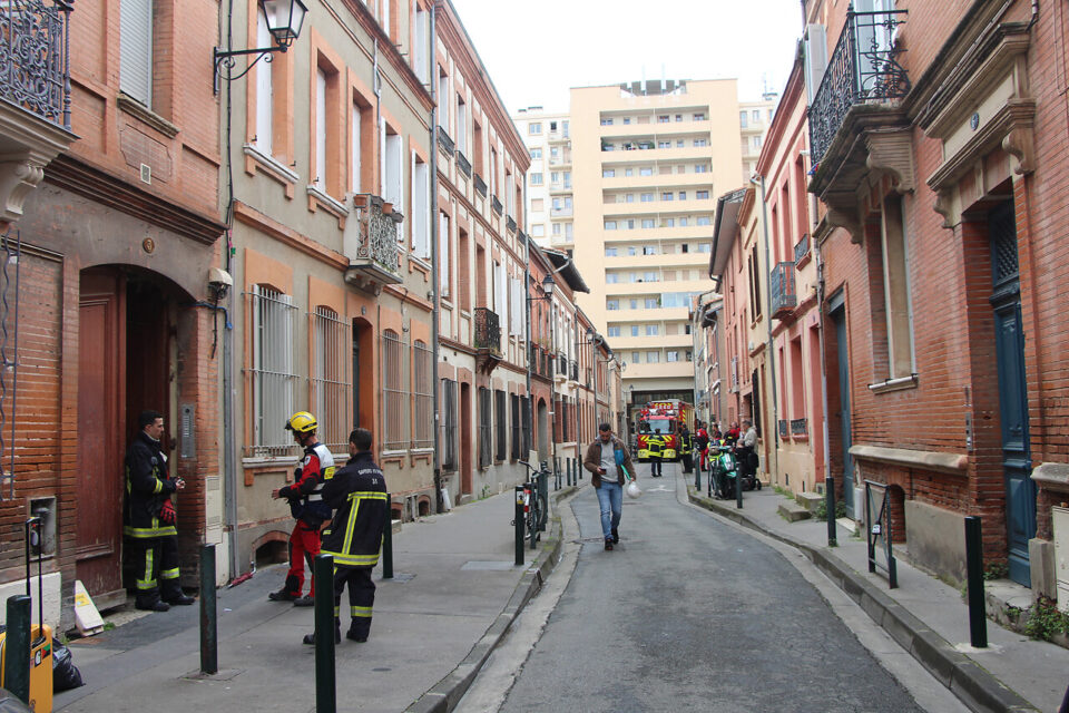 C'est au fond de cet immeuble à gauche, au numéro 3 de la rue, qu'un mur porteur s'est effondré ce dimanche, entraînant des 