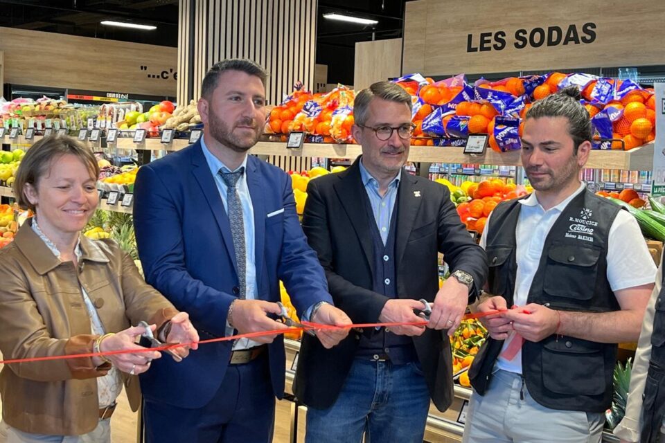 Rabea Moucice, franchisé Casino (en bleu au centre), à côté du directeur général de la marque, Philippe Palazzi.