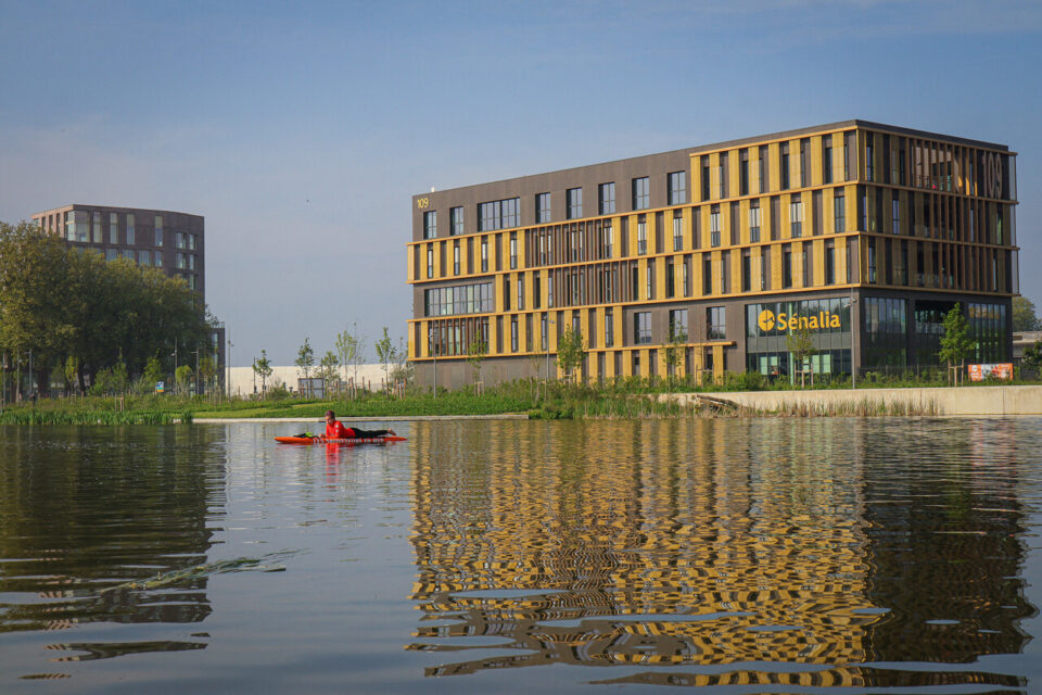 Le parc-canal se trouve juste derrière le siège de la Métropole, sur les quais rive gauche.