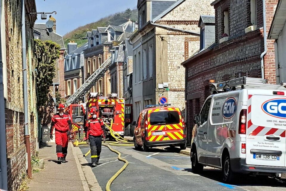 Une explosion à Etretat a provoqué un incendie et l'éboulement d'une façade de maison mardi 8 avril 2025