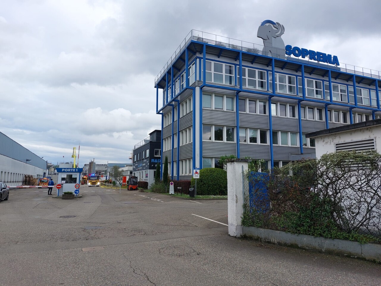 une explosion dans une citerne de bitume provoque un incendie, ce que l'on sait