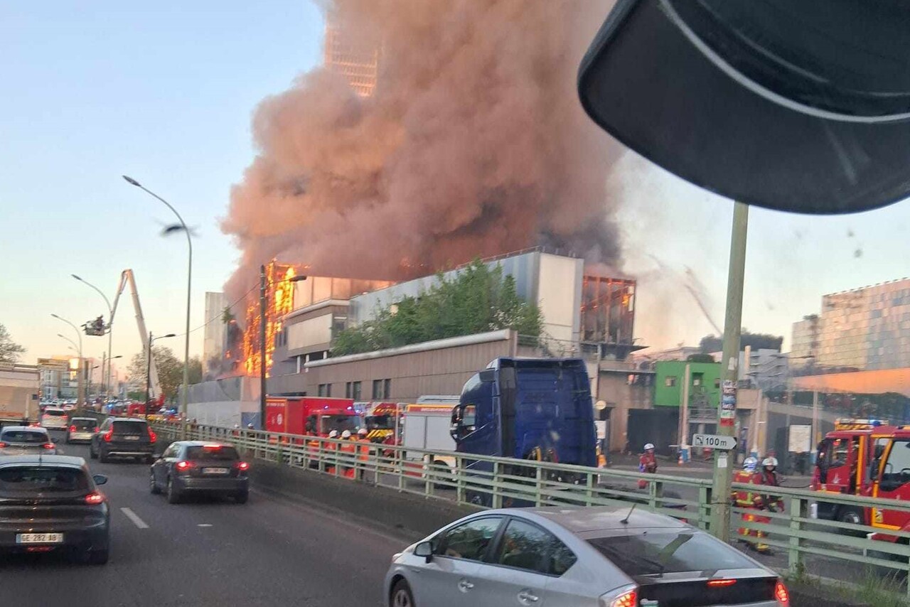 Gigantesque incendie d'un centre de tri à Paris : les fumées sont-elles toxiques ?