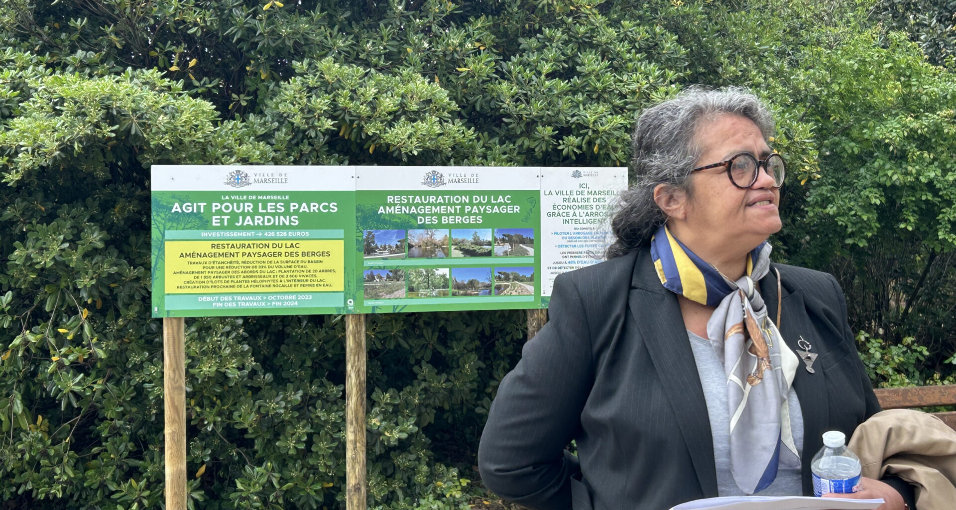 © L. Douret - Nassira Benmarnia, adjointe au maire de Marseille en charge des Espaces verts, parcs et jardins de la ville, explique les avancées des travaux de réhabilitation du parc de la Maison Blanche.