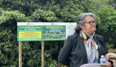 © L. Douret - Nassira Benmarnia, adjointe au maire de Marseille en charge des Espaces verts, parcs et jardins de la ville, explique les avancées des travaux de réhabilitation du parc de la Maison Blanche.
