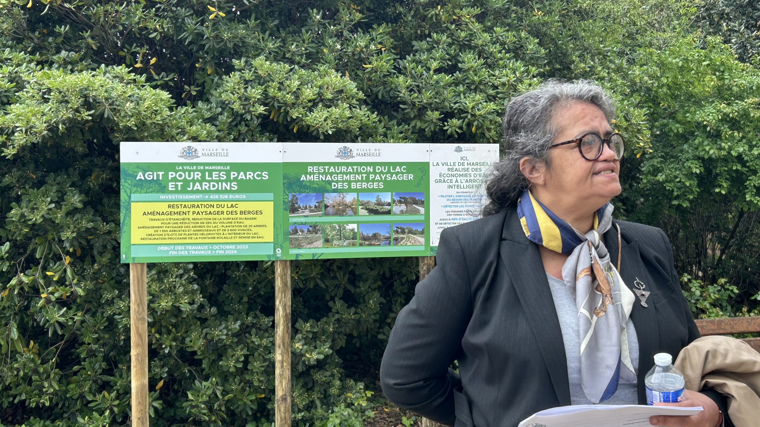 © L. Douret - Nassira Benmarnia, adjointe au maire de Marseille en charge des Espaces verts, parcs et jardins de la ville, explique les avancées des travaux de réhabilitation du parc de la Maison Blanche.