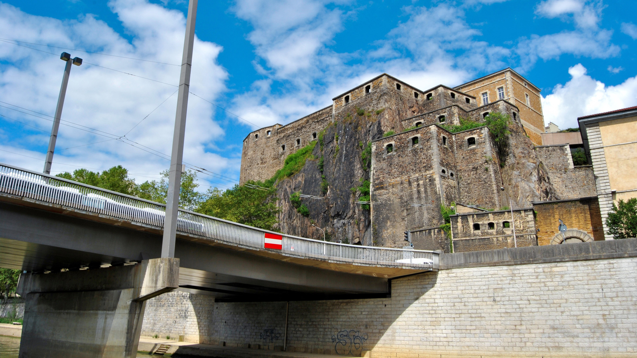 © Shutterstock - Aprile festival ouvre ce vendredi 18 avril à Lyon au départ du bastion Saint-Just.