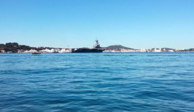 © Karen Sarrazin - Le porte-avions Charles-de-Gaulle est de retour en rade de Toulon ce 25 avril 2025.